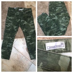 EUC Gap skinny camo pants